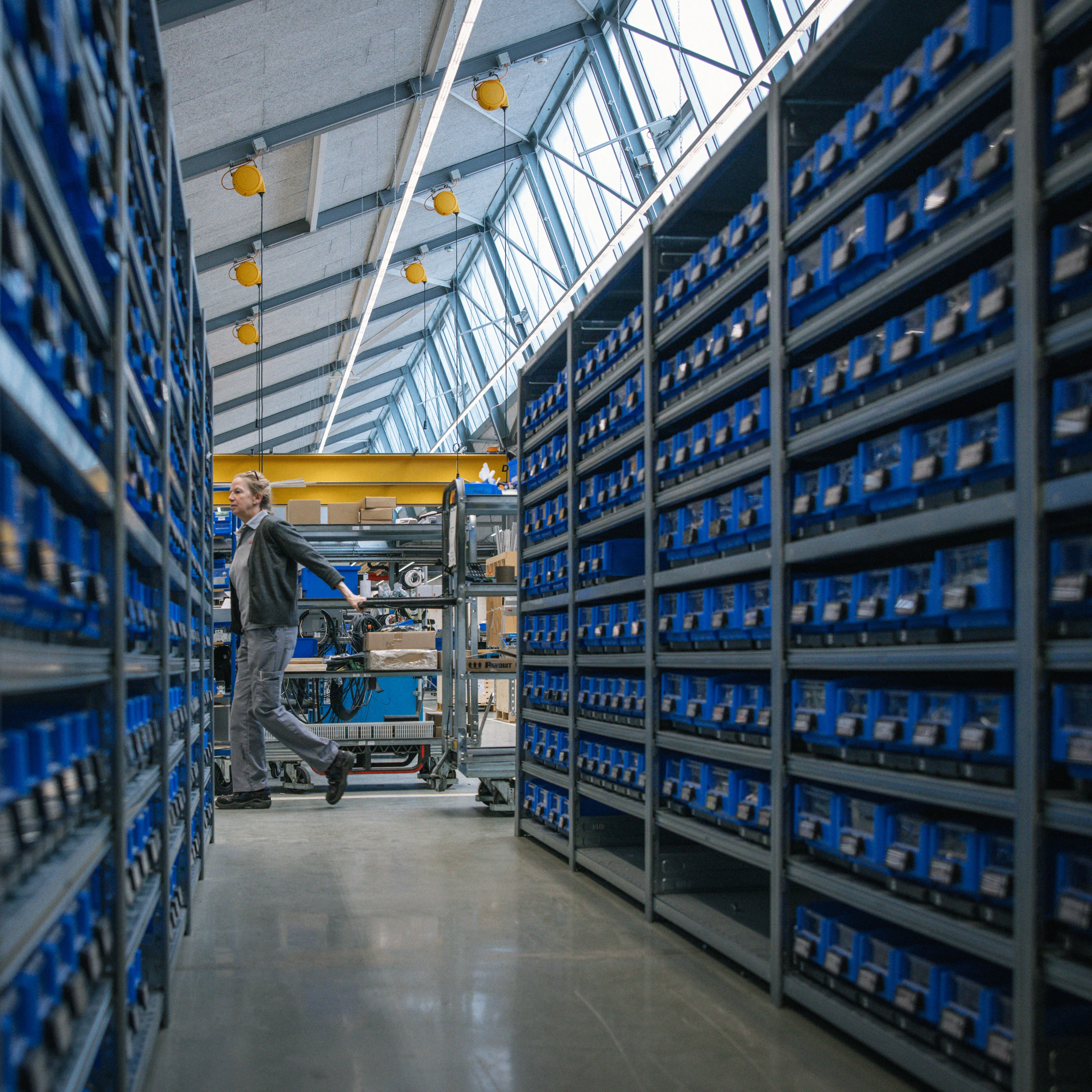 En mand går gennem en lejr fyldt med adskillige blå containere.