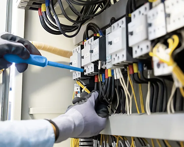 Ingenieur überprüft den Elektrokasten, um sicherzustellen, dass alles läuft.