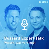 Porträtaufnahme der Bossard Experten Manuel Aubele und Lukas Holitschke auf blauem Hintergrund mit Mikrofon-Symbol. Das Motiv bewirbt die Podcast-Reihe „Bossard Expert Talk“ mit dem Slogan „Wissen, was verbindet“.