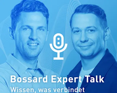 Porträtaufnahme der Bossard Experten Manuel Aubele und Lukas Holitschke auf blauem Hintergrund mit Mikrofon-Symbol. Das Motiv bewirbt die Podcast-Reihe „Bossard Expert Talk“ mit dem Slogan „Wissen, was verbindet“.