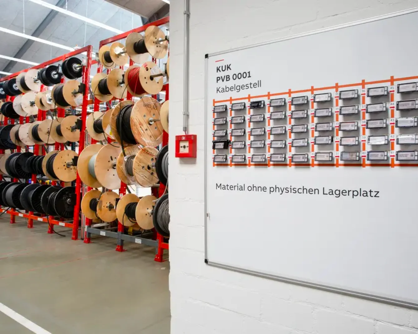 Pannello dotato di SmartLabel per una gestione efficiente di grandi bobine di cavi.