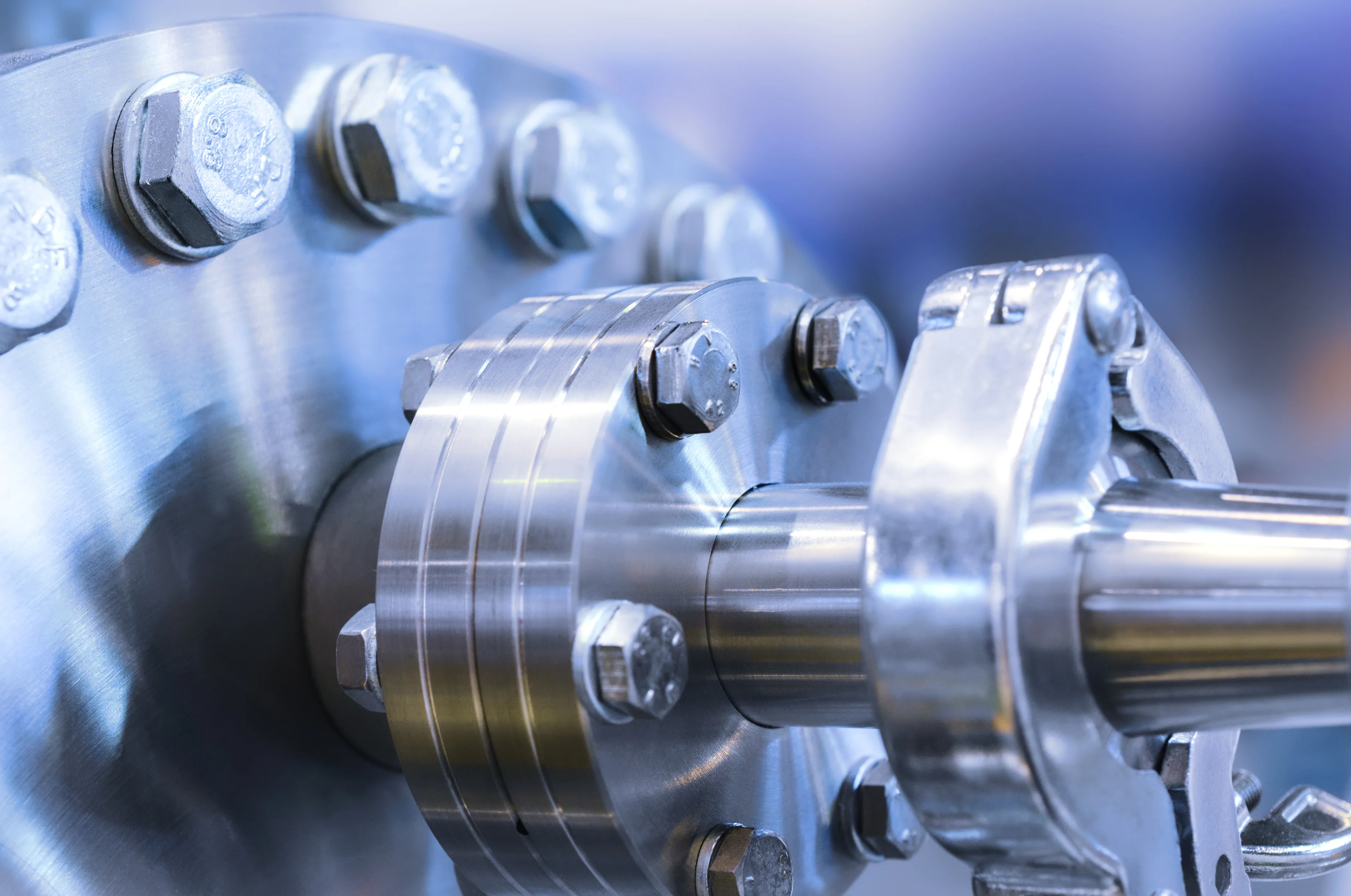 Nahaufnahme eines Metallventils mit einem Druckknopf, das die Funktionalität und das Design des Geräts zeigt.