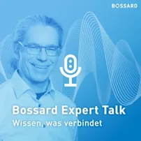 Porträt von Michael Weber vor einem blauen Hintergrund mit Klangwellen und Mikrofon-Symbol.
