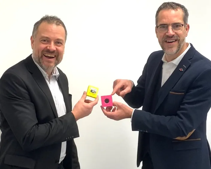 Bert Suffis (JSP) und Christian Busch (Bossard) zeigen Partikelschaum-Komponenten mit MM-Welding®-Technologie