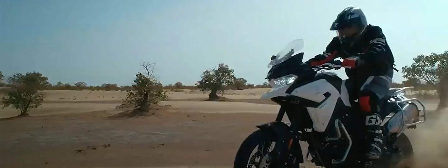 Motard dans le désert