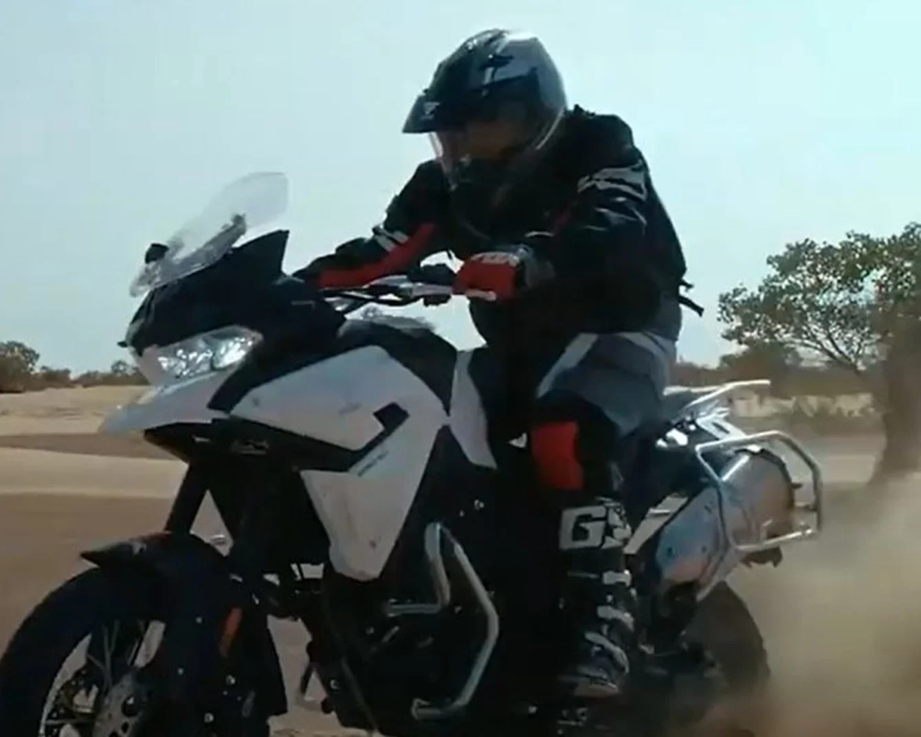 Motorradfahrer in der Wüste