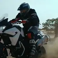Motorradfahrer in der Wüste