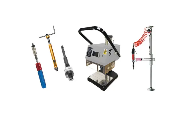 Verschiedene Werkzeuge und Geräte für Gewindeeinsätze auf weißem Hintergrund.