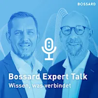 Portraits von Florian Lange und Norbert Forstinger, vor blauem Verlaufshintergrund mit weißem Mikrofon Icon im Zentrum, Bossard Expert Talk Schriftzug im Vordergrund