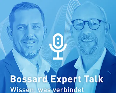 Portraits von Florian Lange und Norbert Forstinger, vor blauem Verlaufshintergrund mit weißem Mikrofon Icon im Zentrum, Bossard Expert Talk Schriftzug im Vordergrund