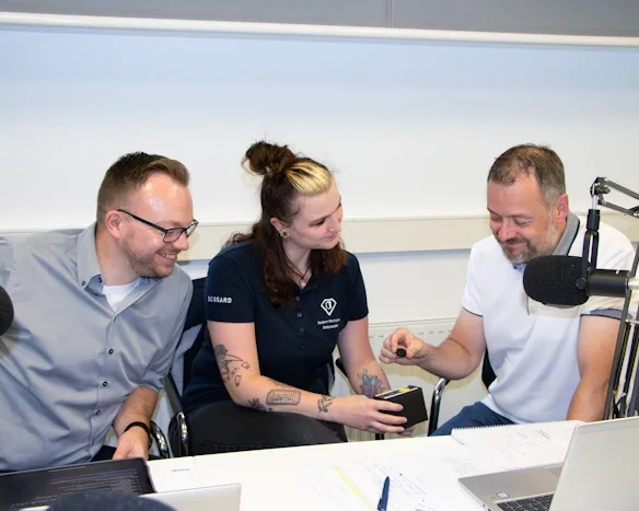 Drei Personen in einer Podcast-Aufnahme diskutieren über ein kleines Produkt