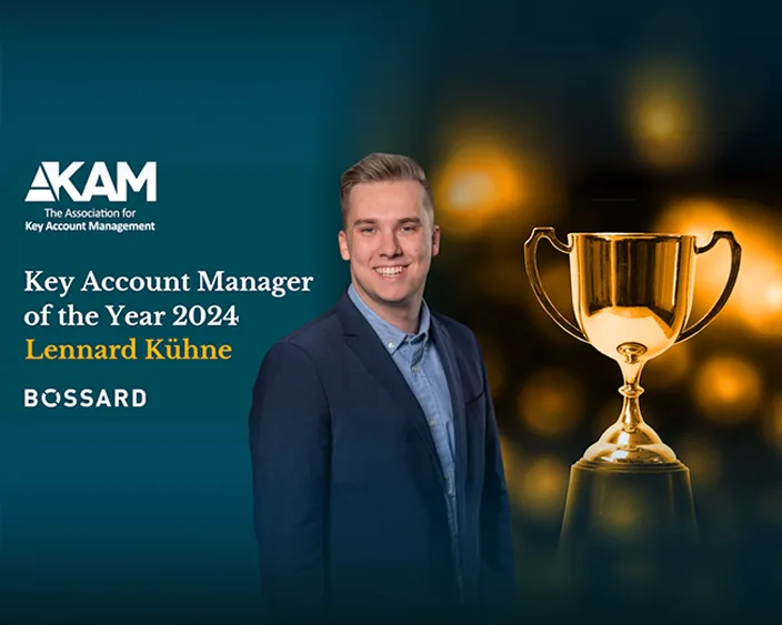 Bildcollage mit einem Portrait von Lennard Kühne in der Mitte, am rechten Bildrand ein goldener Pokal, links ein Schriftzug mit dem Auszeichnungstitel und Namen des Preisträgers