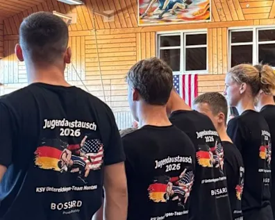 Ringer des KSV Unterelchingen und aus dem Bundesstaat Montana/USA mit neuen T-Shirts.