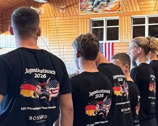 Ringer des KSV Unterelchingen und aus dem Bundesstaat Montana/USA mit neuen T-Shirts.