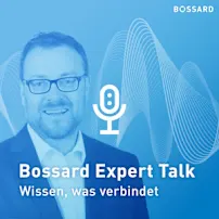 Porträt von Christian Busch vor einem blauen Hintergrund mit Klangwellen und Mikrofon-Symbol.