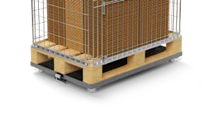Pila di scatole di cartone fissate in una gabbia metallica su un pallet di legno con base grigia e ruote.