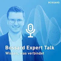 Porträt von Benjamin Hartinger vor einem blauen Hintergrund mit Klangwellen und Mikrofon-Symbol