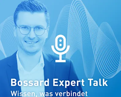 Porträt von Benjamin Hartinger vor einem blauen Hintergrund mit Klangwellen und Mikrofon-Symbol