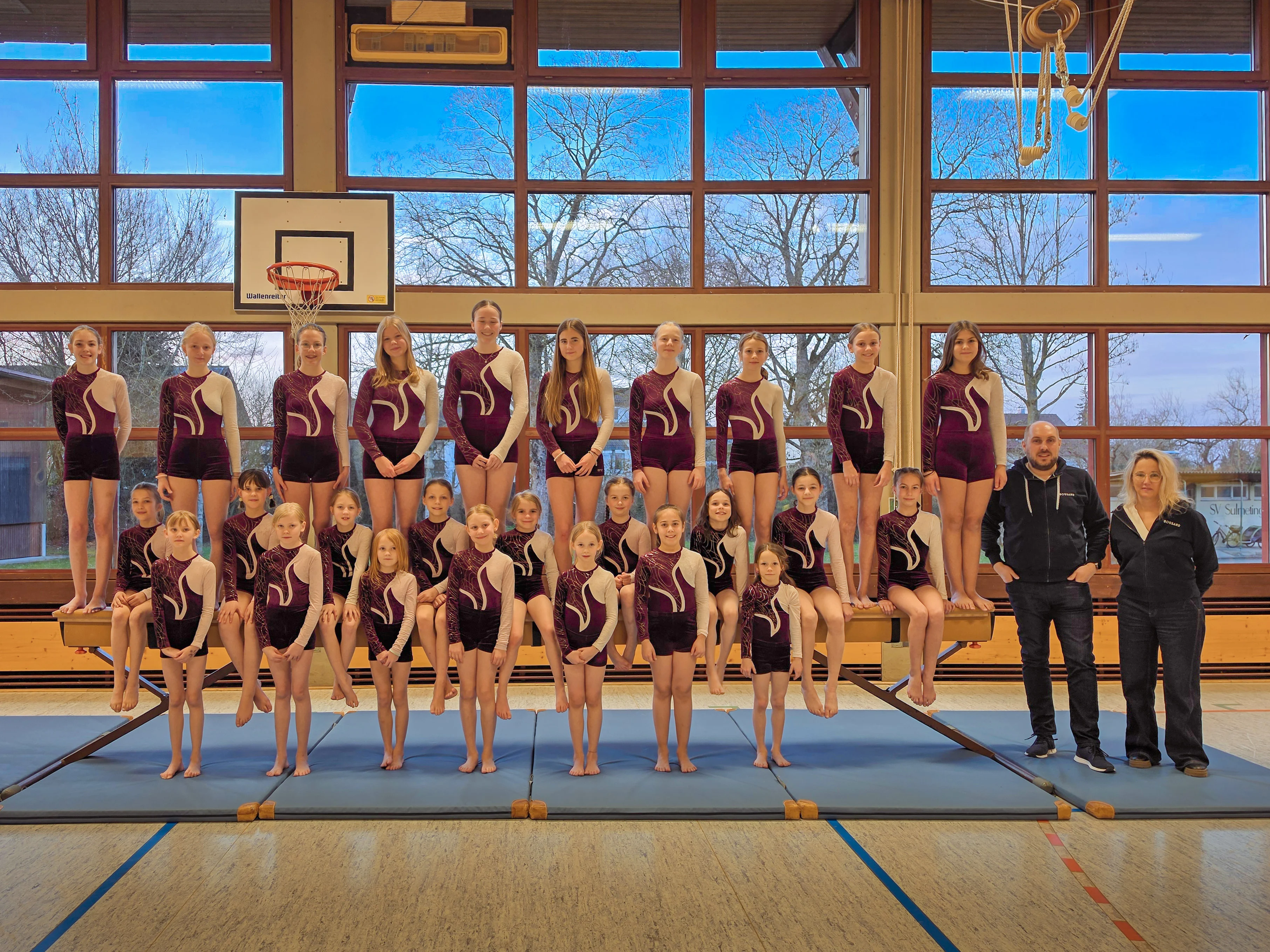 Gruppenfoto einer Turngruppe des SV Sulmentingen mit Kindern, Jugendlichen und Betreuern in einer Sporthalle.