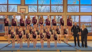 Gruppenfoto einer Turngruppe des SV Sulmentingen mit Kindern, Jugendlichen und Betreuern in einer Sporthalle.