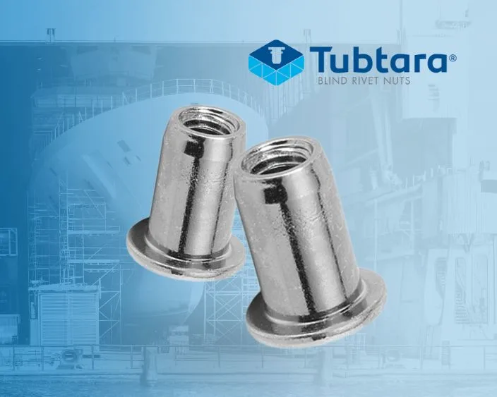 Zwei Tubtara Blindnietmuttern aus Edelstahl, zentriert auf blauem Hintergrund mit transparent durchscheinender Schiffswerft, Tubtara Logo in rechter oberer Ecke