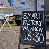 Hero smart factory van tour con cartello