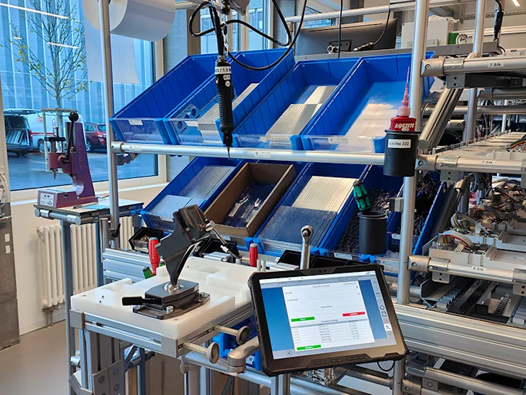 Smart Factory Assembly mounting system - Tablette avec instructions d'assemblage numériques et tournevis intelligent