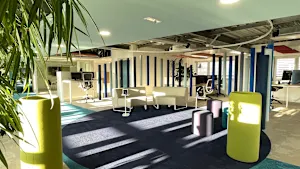 Vista dei nuovi uffici moderni e della hall di Bossard France