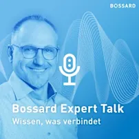 Porträt von Matthias Kreuter vor einem blauen Hintergrund mit Klangwellen und Mikrofon-Symbol.