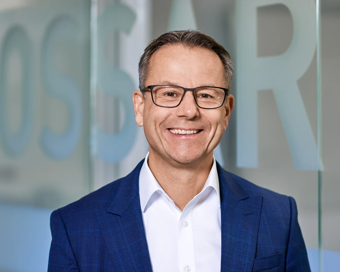 Fotó Stephan Zehnderről a Bossard logóval a háttérben.