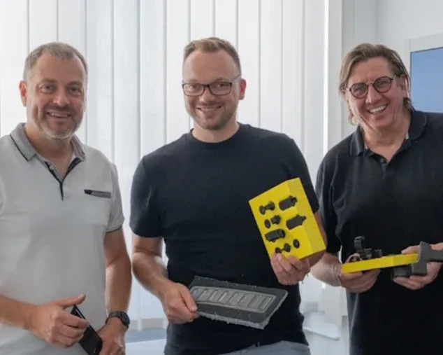 Christian Busch, Tobias Engelberg und Bernhard Krebs (v. l. n. r.) zeigen verschiedene Muster und Bauteile für die MM-Welding® Verbindungstechnologie.
