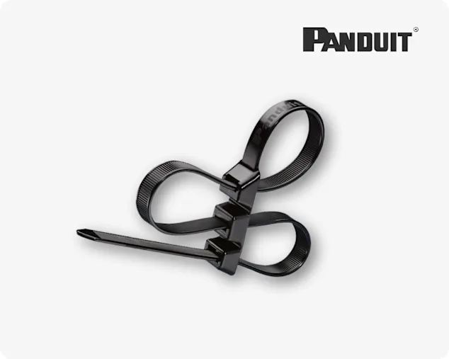 Gros plan d'une attache de câble Panduit noire avec trois points d'entrée sur un fond gris clair.