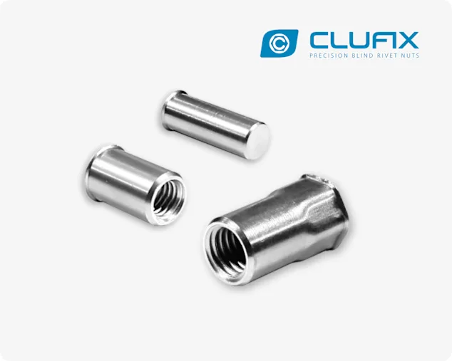 Trois écrous à riveter aveugles Clufix différents sur fond gris clair, y compris des écrous à riveter aveugles à extrémité fermée et ouverte.