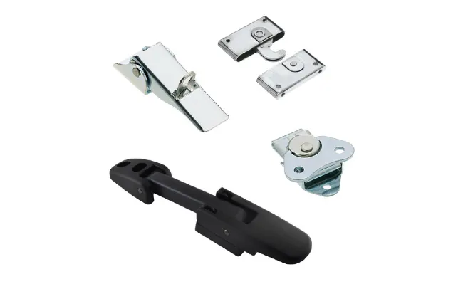 Verschiedene Arten von Southco-Zugverschlüssen auf weißem Hintergrund, einschließlich eines schwarzen Kunststoff-Zugverschlusses und Metall-Zugverschlüssen.