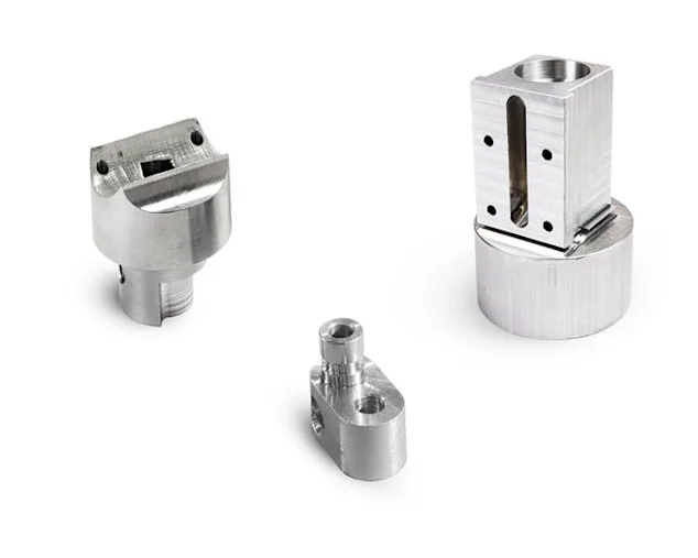 3 fræsede metalemner på hvid baggrund