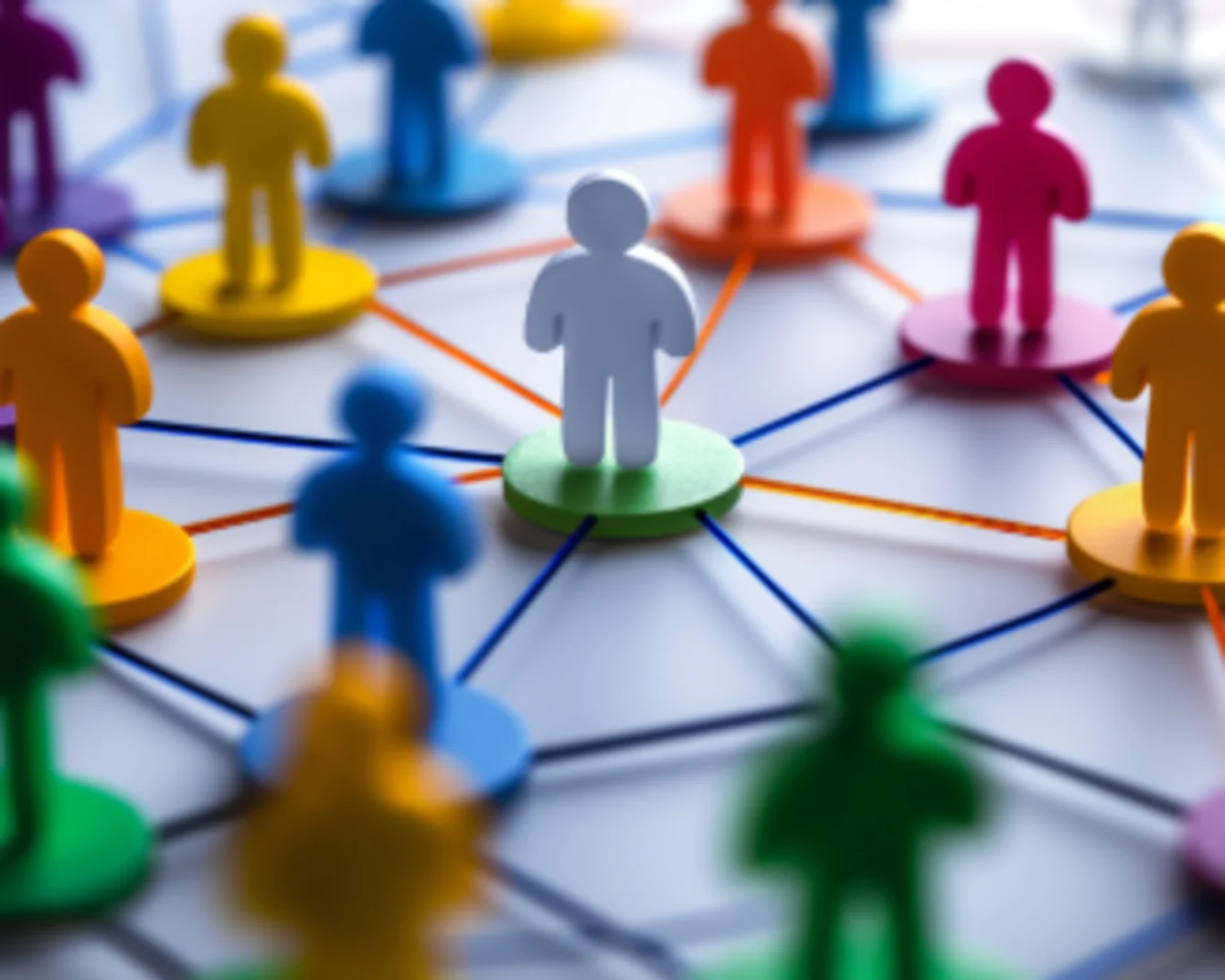 Différentes couleurs de figures humaines connectées entre elles