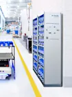 Autonome mobiele robot (AMR) die C-parts op een karretje vervoert