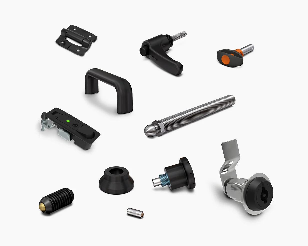 Vari elementi di accesso, chiusura e controllo, come maniglie, chiavistelli, cerniere e altro.