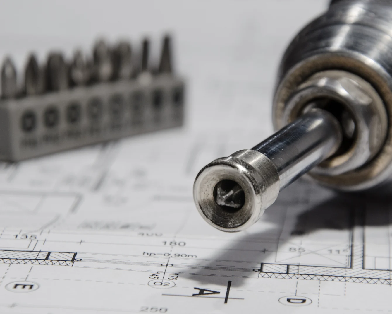 die Spitze eines Handwerkzeugs auf einer technischen Zeichnung