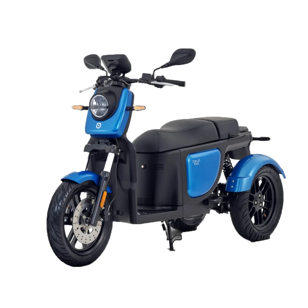 藍色和黑色電動滑板車,配有圓形前燈、兩個後視鏡和支架,從前左角度觀看。