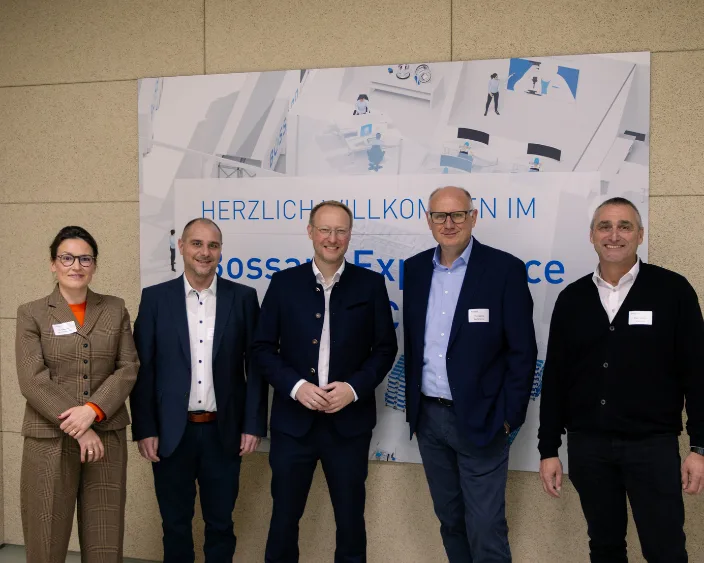 Gruppenfoto im Bossard Experience Center zur Begrüßung von Gästen von Ferdinand Gross.
