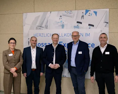 Gruppenfoto im Bossard Experience Center zur Begrüßung von Gästen von Ferdinand Gross.
