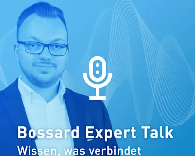 Blau eingefärbtes Porträt von Tobias Engelberg mit Brille und Anzug links, mittig ein Mikrofon-Icon, rechts abstrakte Wellenlinien. Oben rechts „BOSSARD“. Unten Titel „Bossard Expert Talk“ und Claim „Wissen, was verbindet“.