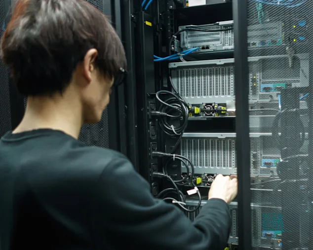 Un hombre trabajando con un ordenador de centro de datos de alto rendimiento