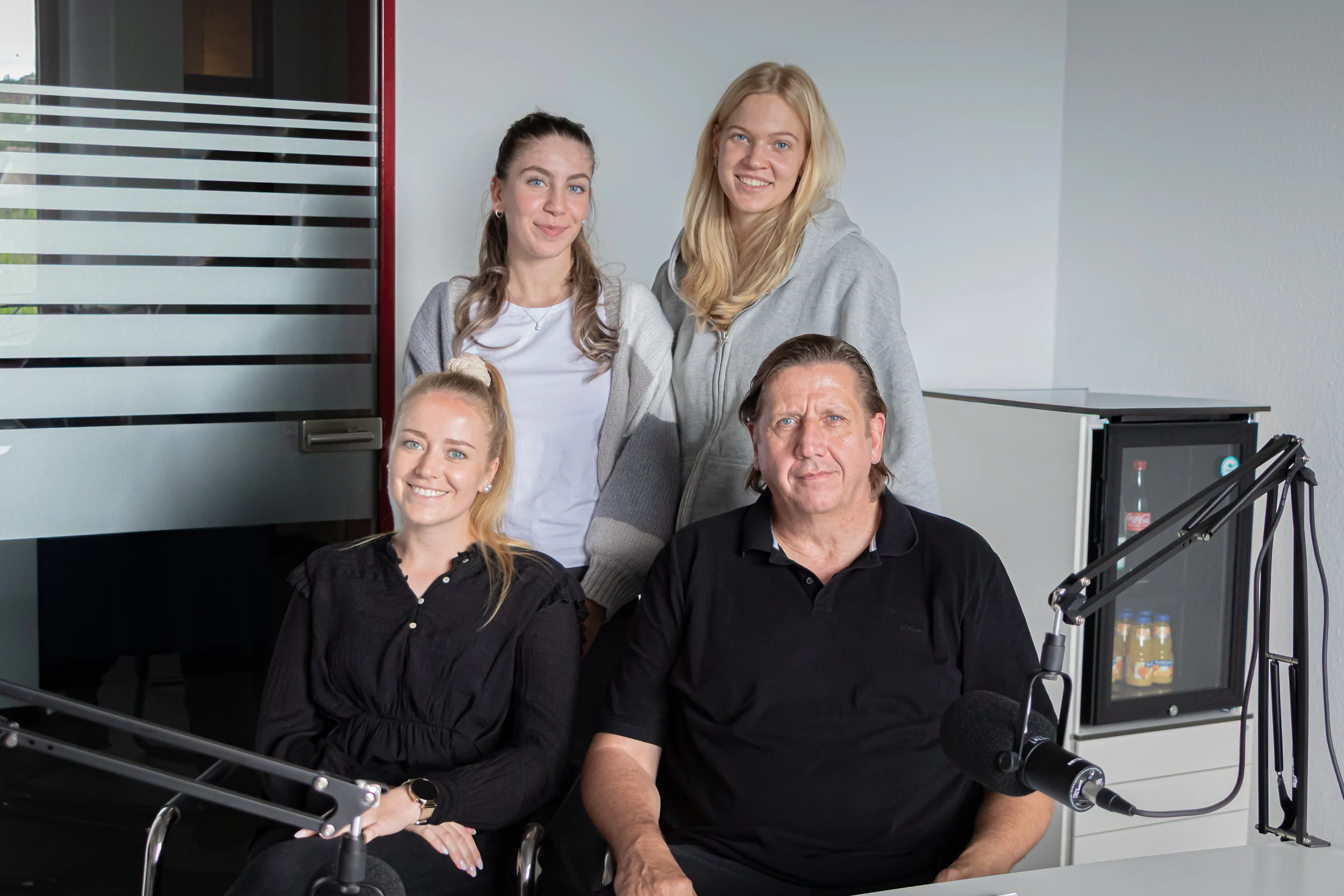 Gruppenfoto im Podcast-Studio mit zwei Auszubildenden, Ausbildungsleiterin und Redakteur. Aufnahme zur Sonderfolge „Bossard Azubi Talk“ bei Bossard Deutschland.