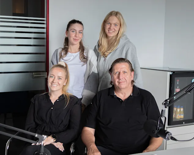 Gruppenfoto im Podcast-Studio mit zwei Auszubildenden, Ausbildungsleiterin und Redakteur. Aufnahme zur Sonderfolge „Bossard Azubi Talk“ bei Bossard Deutschland.