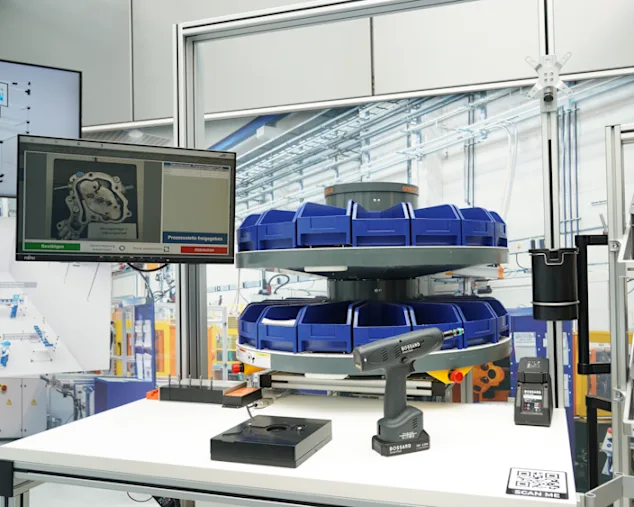 Bossard SmartTower mit digitalem Kommissioniersystem als Teil von Smart Factory Assembly am modernen Montagearbeitsplatz.