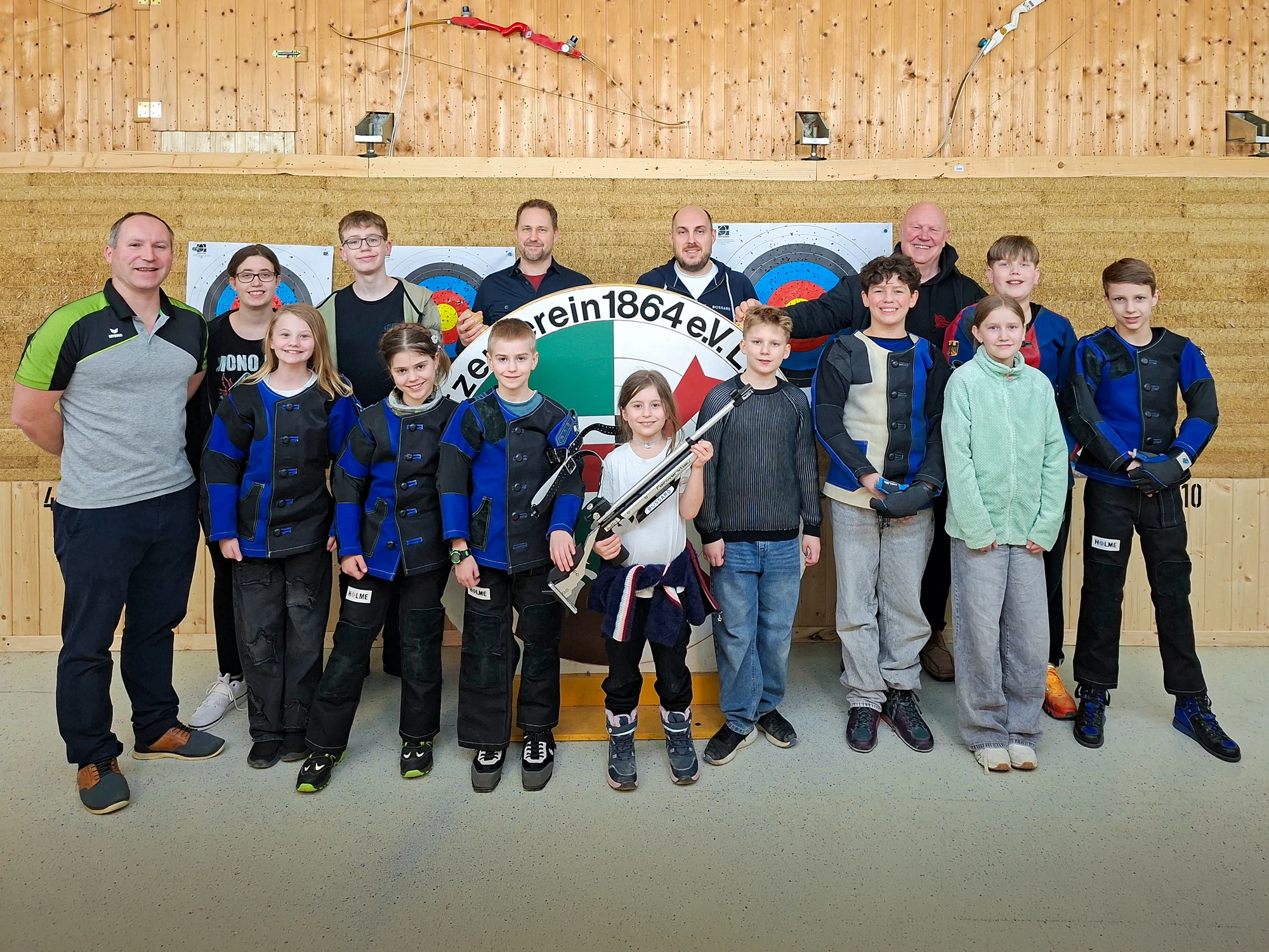 Gruppenfoto des Schützenvereins Laupheim mit Kindern, Jugendlichen und Betreuern in der Schießhalle.