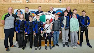 Gruppenfoto des Schützenvereins Laupheim mit Kindern, Jugendlichen und Betreuern in der Schießhalle.