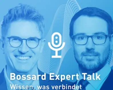 Porträts von Jürgen Steiner und Dr. Jan Wilhelm vor einem blauen Hintergrund mit Klangwellen und Mikrofon-Symbol